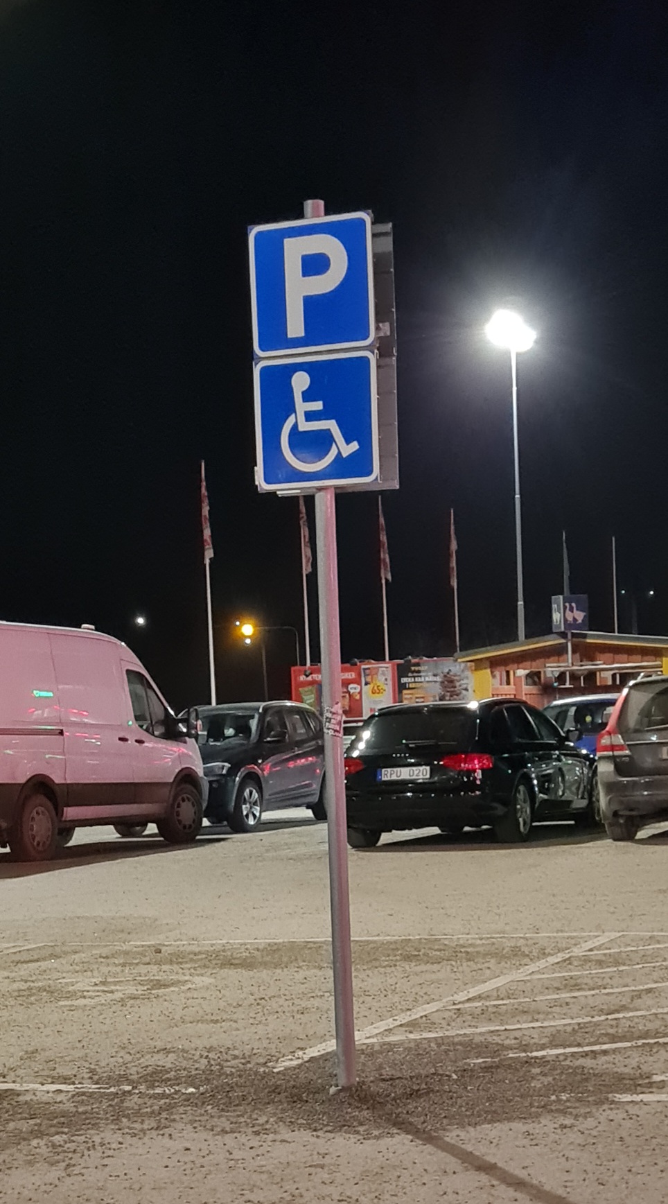 Finns även handikappsparkering, men svårt att få tillstånd av kommunen.